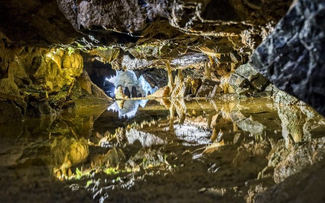 stalactites-goughs-cave